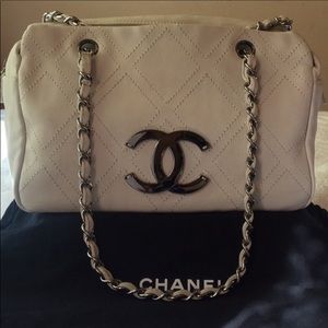 CHANEL Off white vintage hand bag